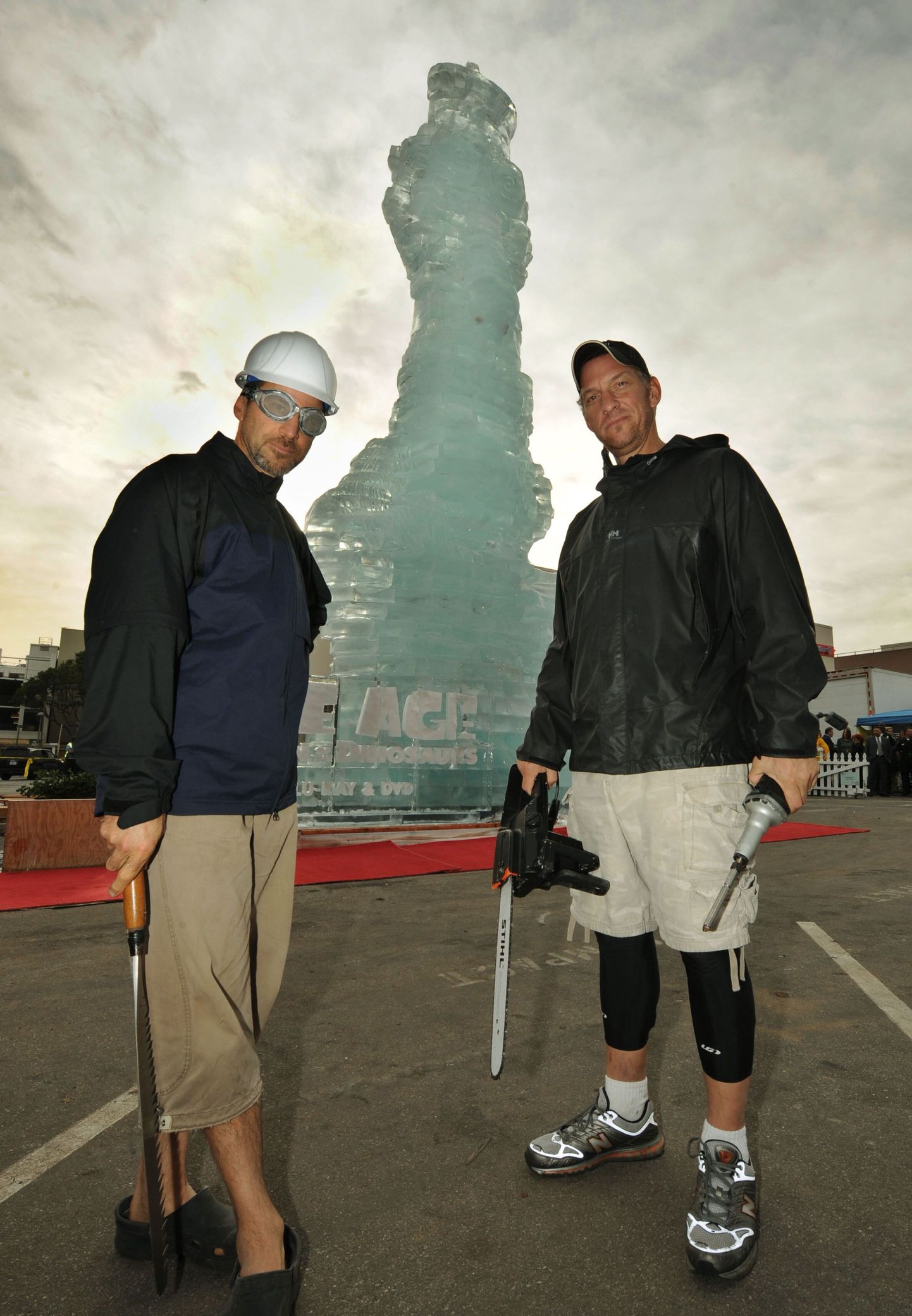 Skulptorid Kevin Roscoe (vasakul) ja Peter Slavin koos oma kätetööga