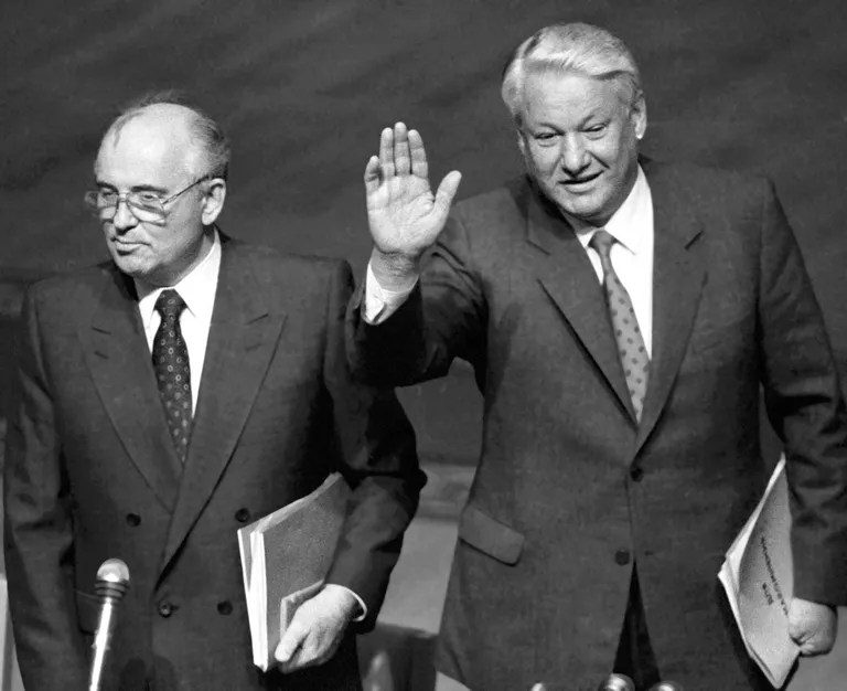 Президент России Борис Ельцин довольно жестикулирует, стоя рядом с грустным президентом СССР Михаилом Горбачевым во время внеочередного заседания Верховного Совета после провала попытки государственного переворота, Москва, 23 августа 1991 года.