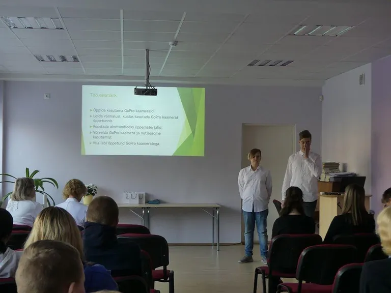 Laulasmaa kooli õpilased uurisid multimeediavahendite kasutamist õppetöös.