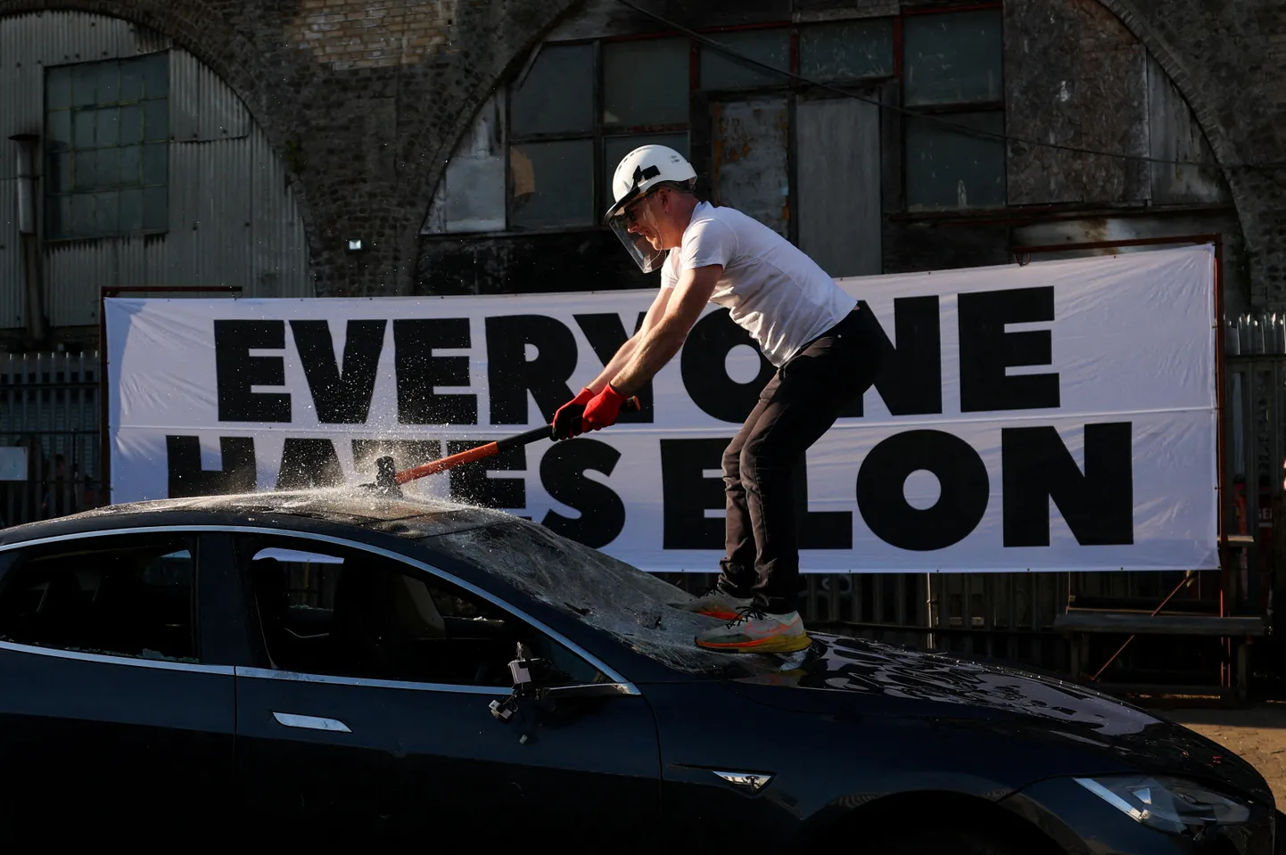 Kampaaniagrupp Everyone Hates Elon korraldas 10. aprillil 2025 Londonis aktsiooni, milles sai kuvaldaga lõhkuda elektriautot Tesla. See korraldati eesmärgil protestida maailma jõukaima inimese Elon Muski vastu ja tekitada arutelu varalise ebavõrdsuse üle.
