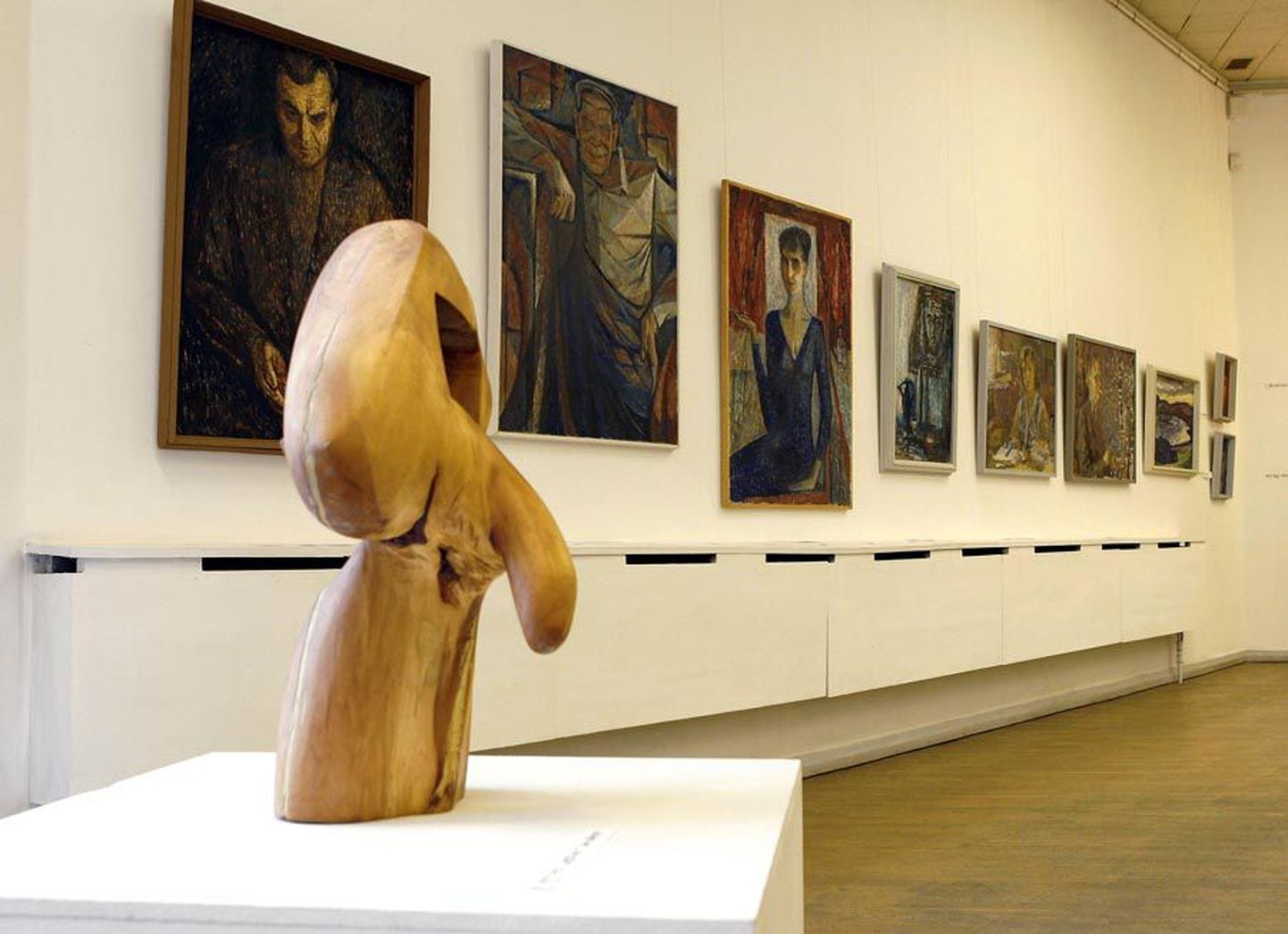 Asjatundjad soovitavad praegu Viljandi kunstisaalis väljas olevat näitust külastada koolinoortel, sest sellel saab tutvuda eri maalitehnikate ja -laadidega.