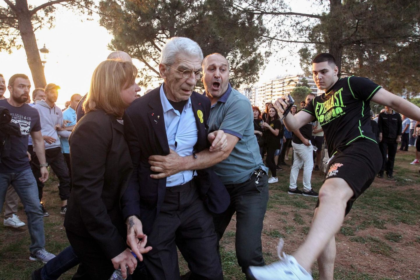 Thessaloniki linnapead Yiannis Boutarist ründasid paremradikaalid rahvakogunemisel 19. mail. Meer viidi pärast juhtunut haiglasse.