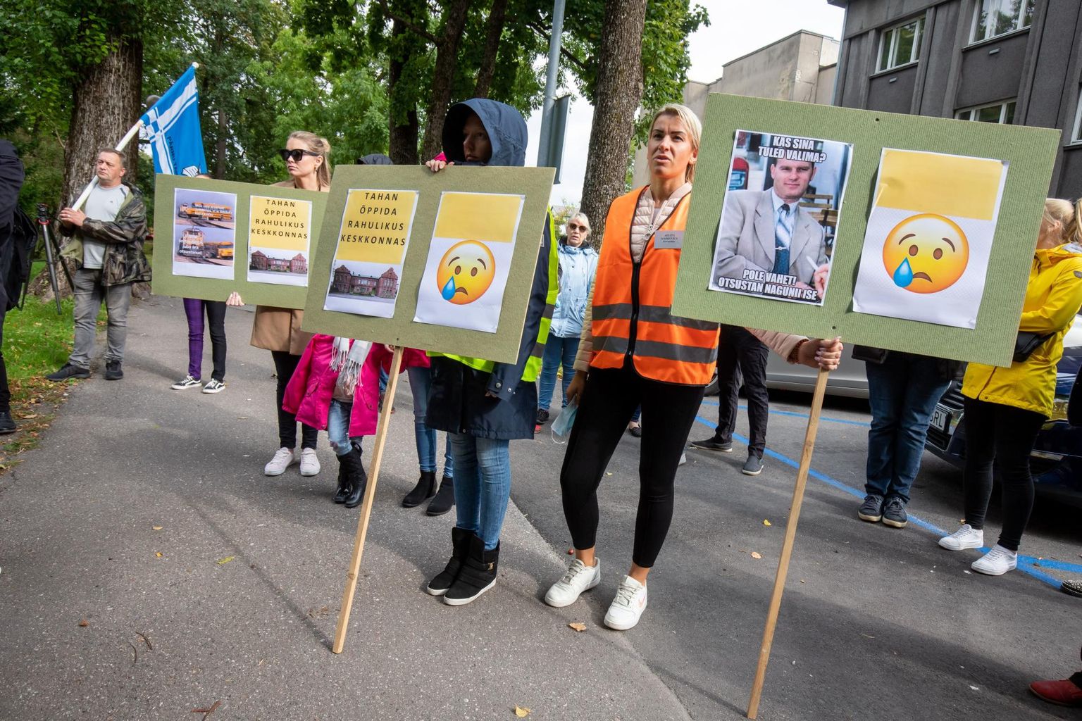 Pärnu täiskasvanute gümnaasiumi õpilased ja vilistlased korraldasid oma kooli säilimise toetuseks meeleavalduse.