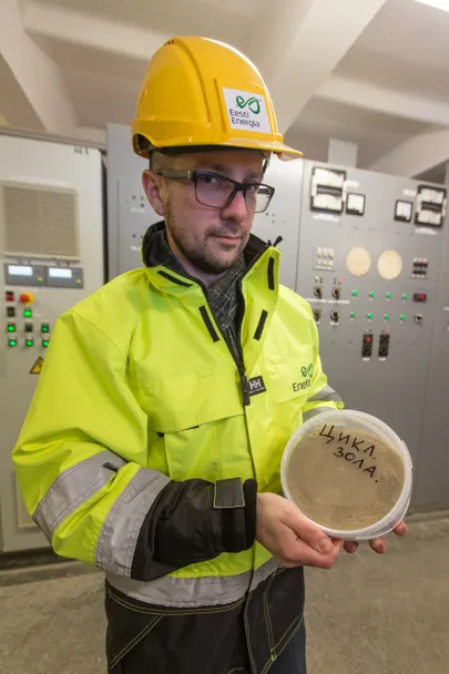 Управляющий топливным портфелем "Eesti Energia" Лаури Лаанемяэ (слева) отмечает, что если когда-то отправляемую на продажу сланцевую золу просто сгружали в бункеры, а оттуда в машины, то сегодня химический состав золы проверяется и зола сортируется на основании того, какая она - с фильтров или циклонов - и куда поступит - в строительный или сельскохозяйственный сектор.