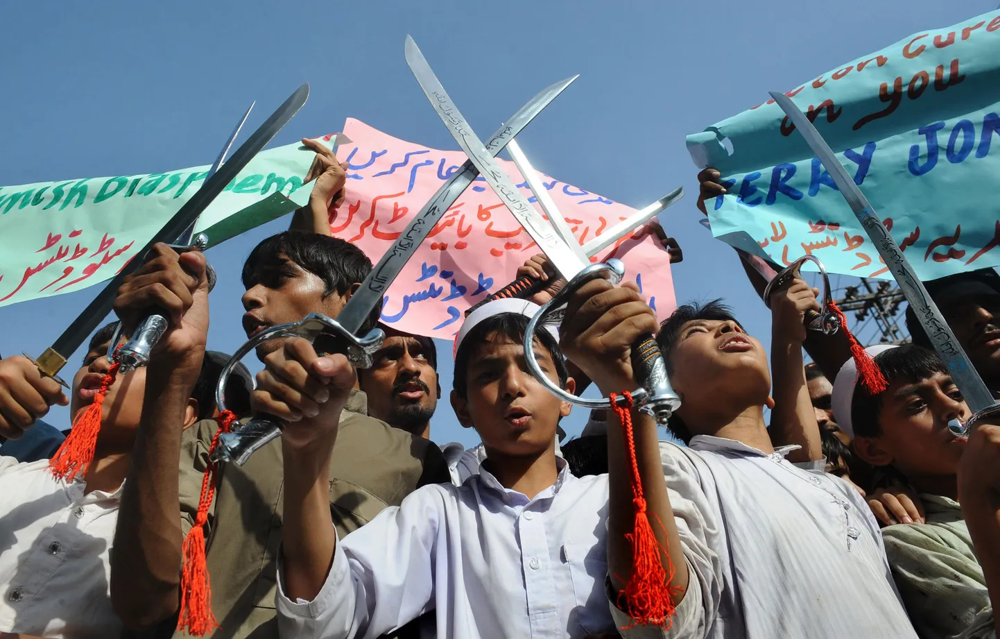 Pakistani kooliõpilased kannavad mõõku Lahores toimunud protestiaktsioonil USAs valmistatud islamivastase video vastu.