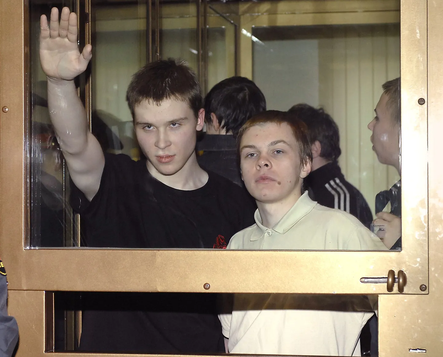 Rassiviha õhutamises ja mõrvades süüdi mõistetud Vene neonatsirühmituse liikmed 2008. aastal Moskva linnakohtus.