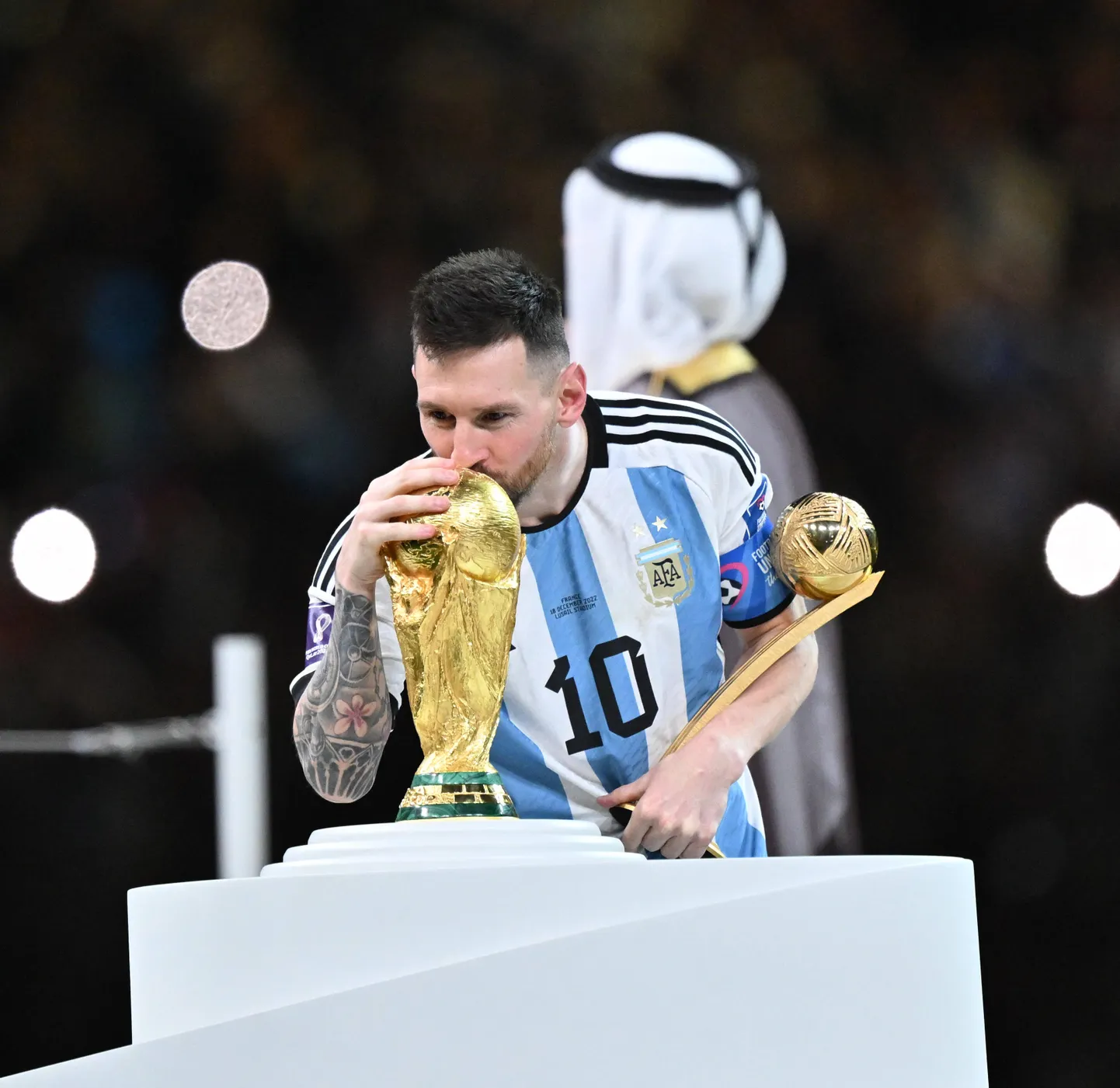 Jalgpalli MMi võidutrofee, mida 2022. aastal suudles Lionel Messi, pannakse 2030. aastal mängu kuues erinevas riigis.