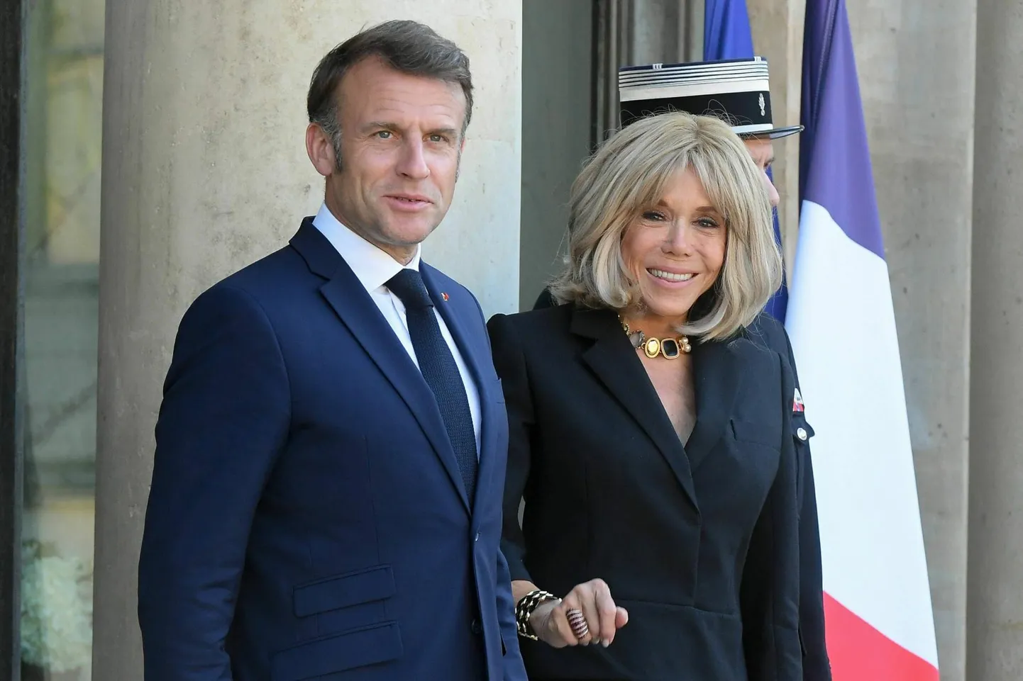 Prantsusmaa presidendipaar Emmanuel ja Brigitte Macron Pariisis Élysée palee trepil.
