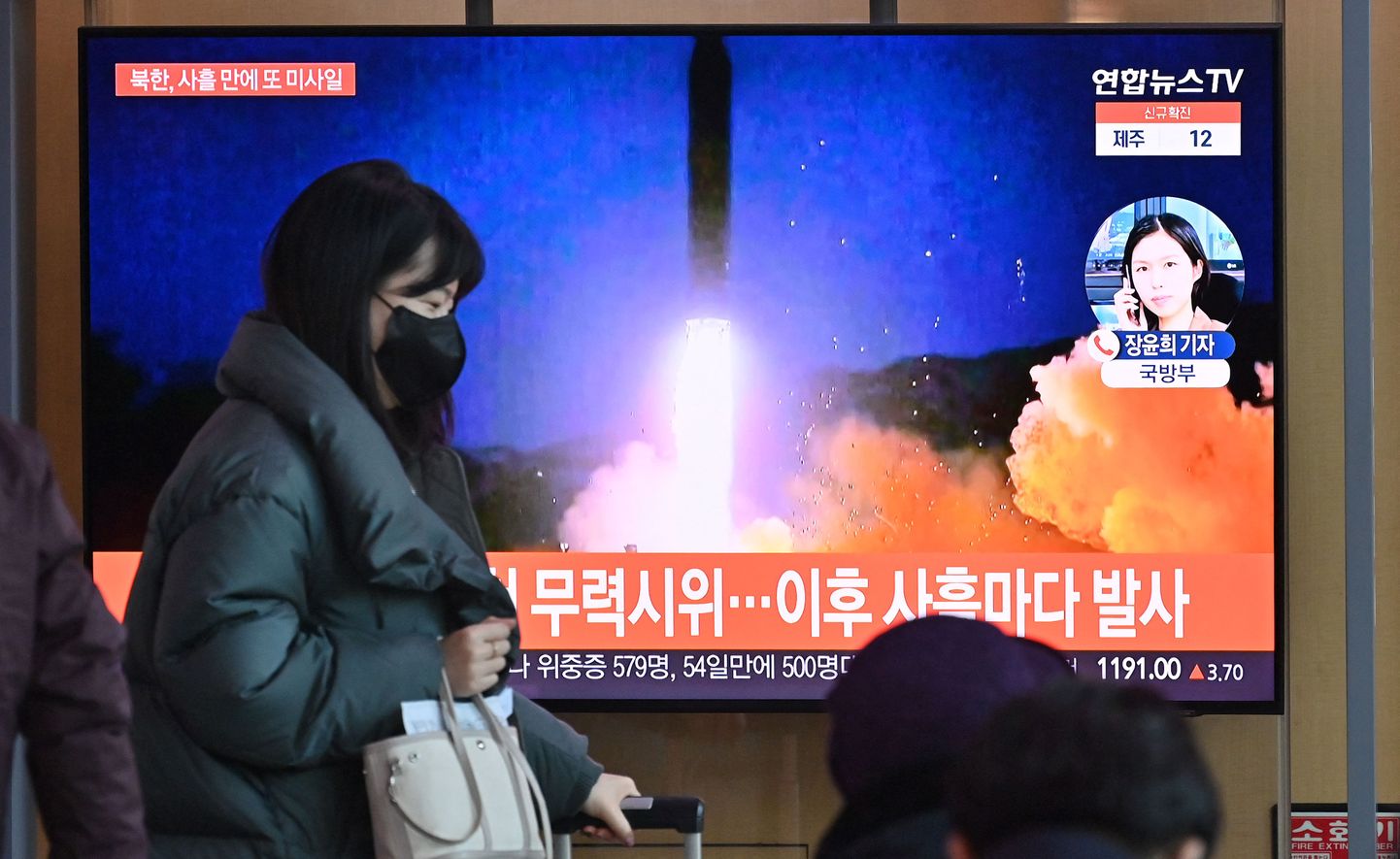 Uudis raketikatsetuse kohta Souli raudteejaama teleekraanidel.