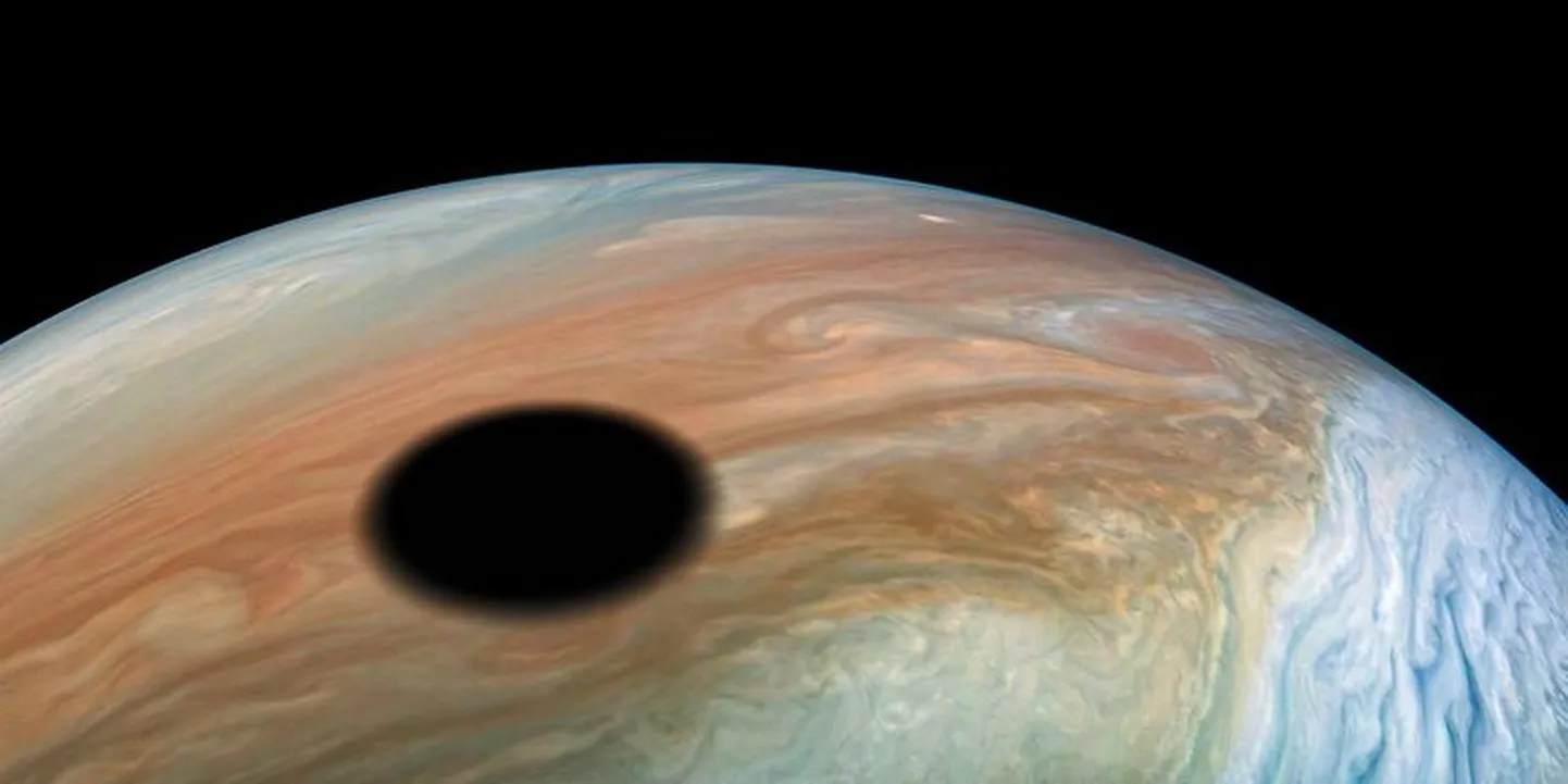 Saules aptumsums uz Jupitera.
