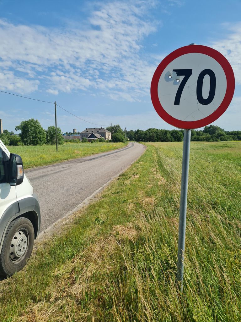 Kuuliaukudega liiklusmärk Karitsa ja Koeravere vahelisel teelõigul.