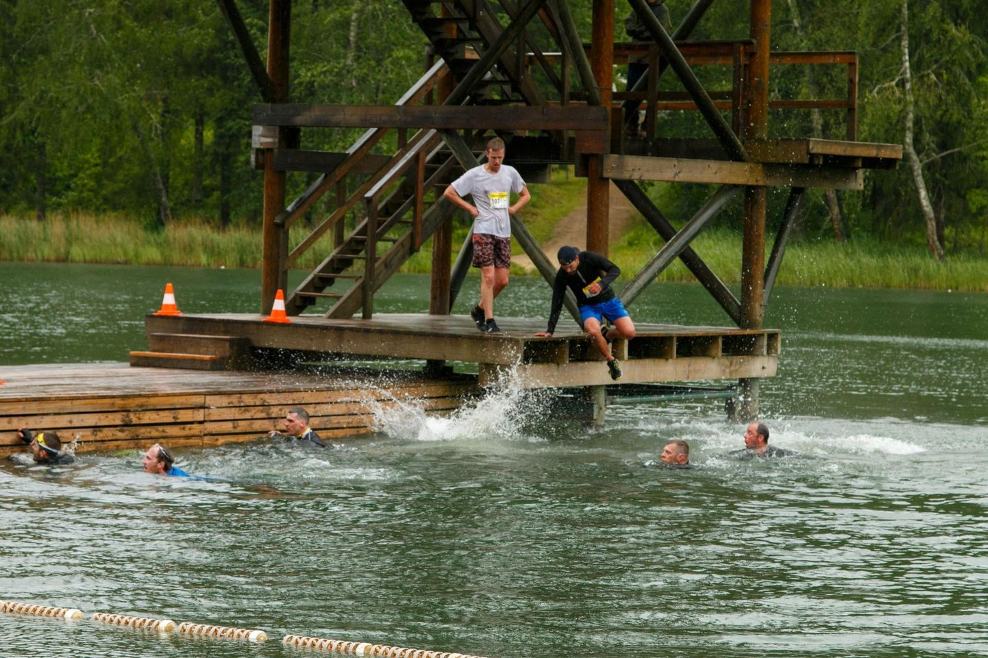 Võistlejad jõuavad traditsiooniliselt ka Vanamõisa järve äärde, kus neil tuleb hüppetornist vette hüpata.