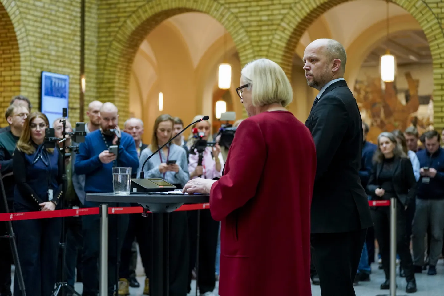 Norvēģijas finanšu ministrs Trygve Slagsvolds Vedums un Centra partijas līdere Marita Arnstada sarunājas ar žurnālistiem Norvēģijas parlamenta Stortingā Oslo, Norvēģijā, 2025. gada 30. janvārī pēc tam, kad kļuva skaidrs, ka Centra partija pārtrauc sadarbību valdībā ar Darba partiju