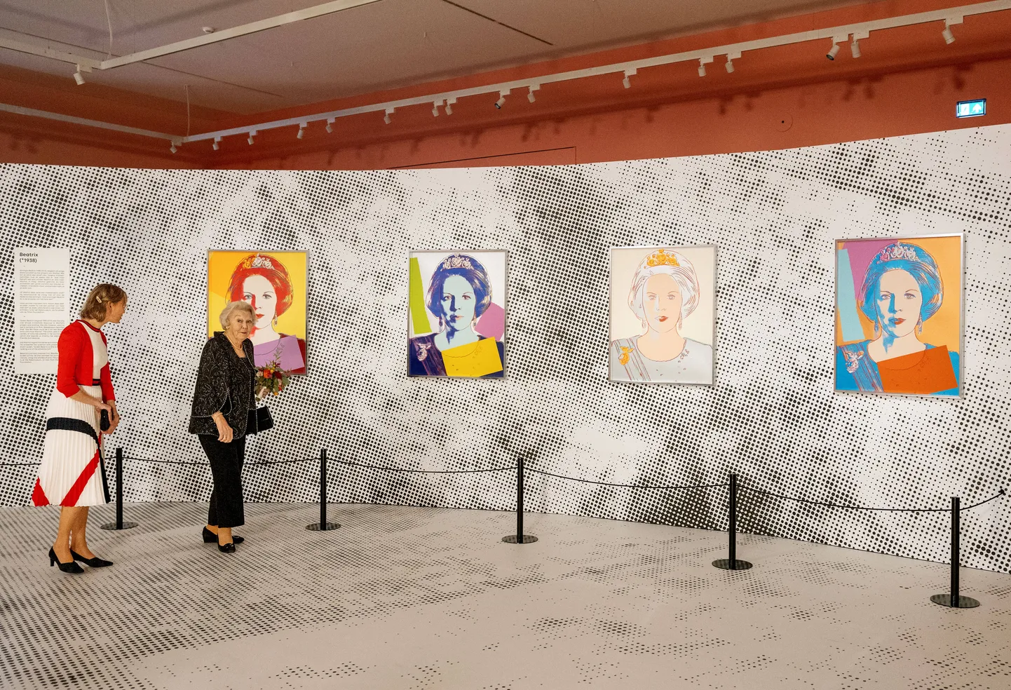 Beatrix osalemas näituse «Kuningannad, autor Andy Warhol» avamisel Paleis Het Loos Apeldoornis.