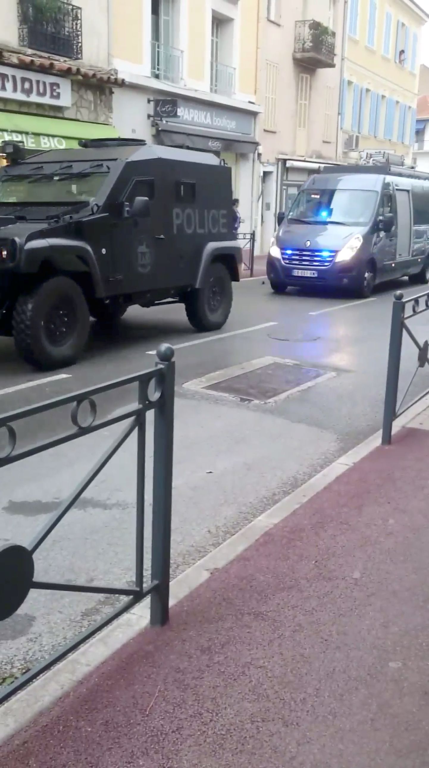 Politseisõidukid kolmapäeval Prantsusmaa lõunsoas Saint-Raphaëli linnas arheoloogiamuuseumi juures.