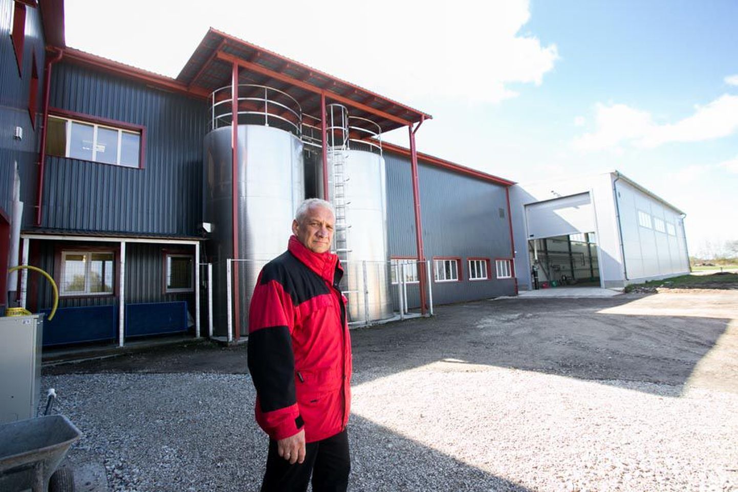 «Ööpäevas suudab Euroopas unikaalsel põhimõttel töötav tehas Jõgisool maksimaalselt töödelda 300 tonni piima,» tutvustab OÜ Elpa varumisjuht Juss Lepplaan seistes tihendatud piima kogumismahutite ees.