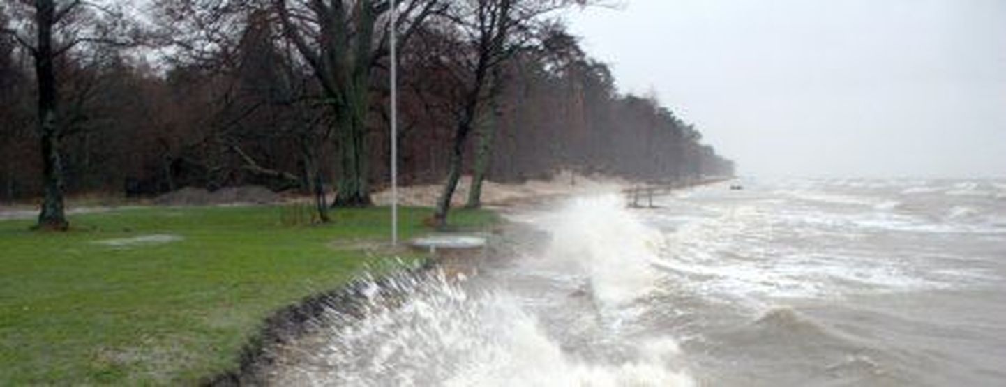 Sügistorm tõstis mullu novembris merevee taset Pärnumaal. Fotol tormilained Valgerannas.