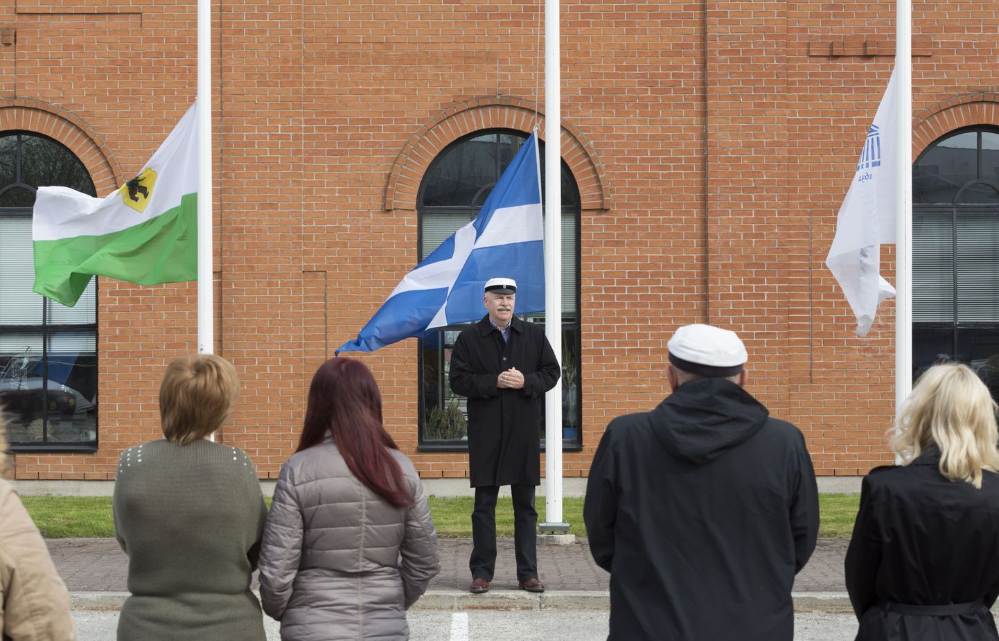 Pärnu kolledžis alustati 21. aastapäeva tähistamist hommikuse lipuheiskamisega.
