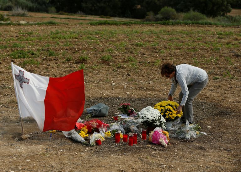 Naine asetamas lilli kohta, kus mullu oktoobris tapeti Daphne Caruana Galizia.