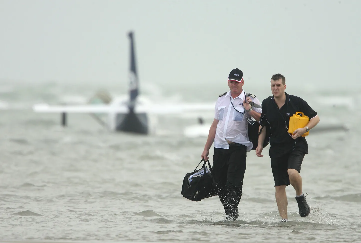 Piper Chieftaini piloot Steve Bolle koos ühe reisijaga teel kalda poole.