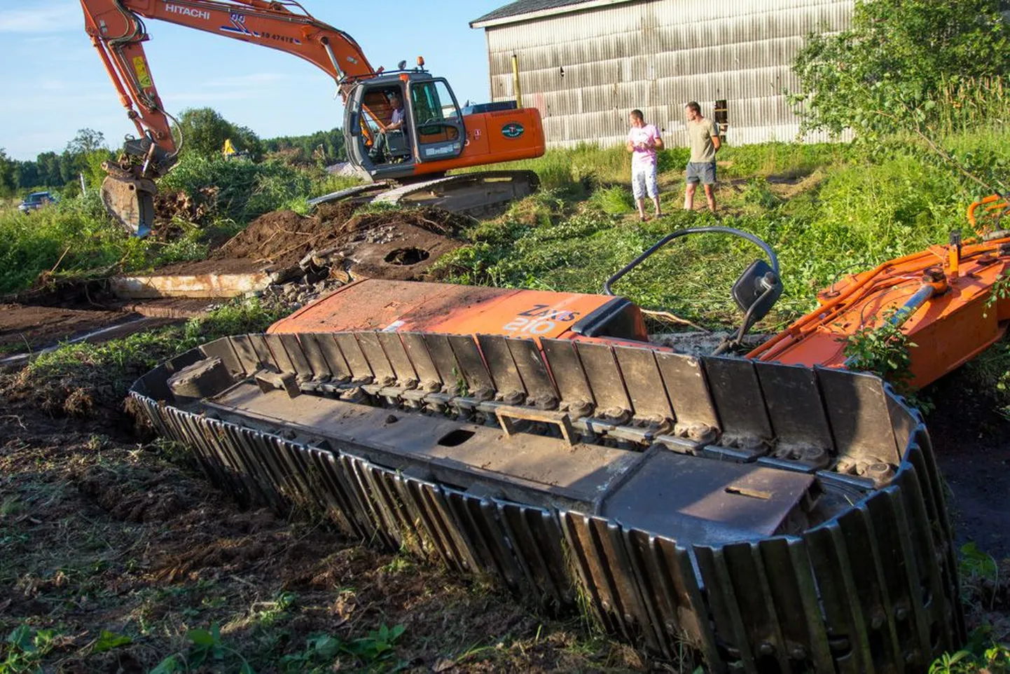 Suislepas veevõtukohta sisse vajunud traktor.