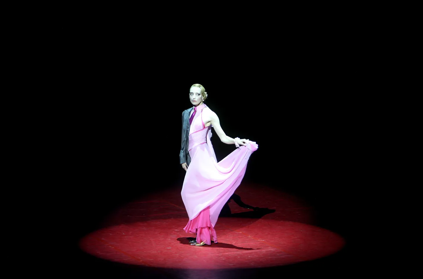 Krievijas tautas māksliniece, Lielā teātra prīma Ilze Liepa uzstājas sava tēva - leģendārā baletdejotāja Māra Liepas - piemiņai veltītā baleta vakarā Latvijas Nacionālajā operā.