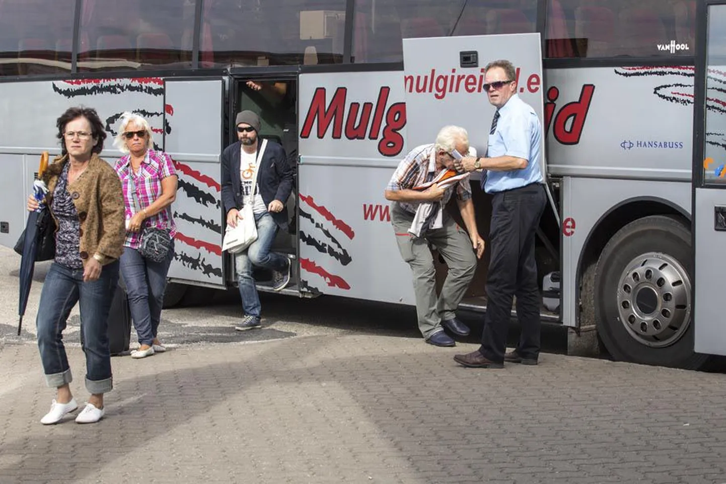 Et kütus ja eluolu lähevad iga aastaga aina kallimaks, on ka Hansa Bussiliinidel kavas sõidupileti hinda tõsta.