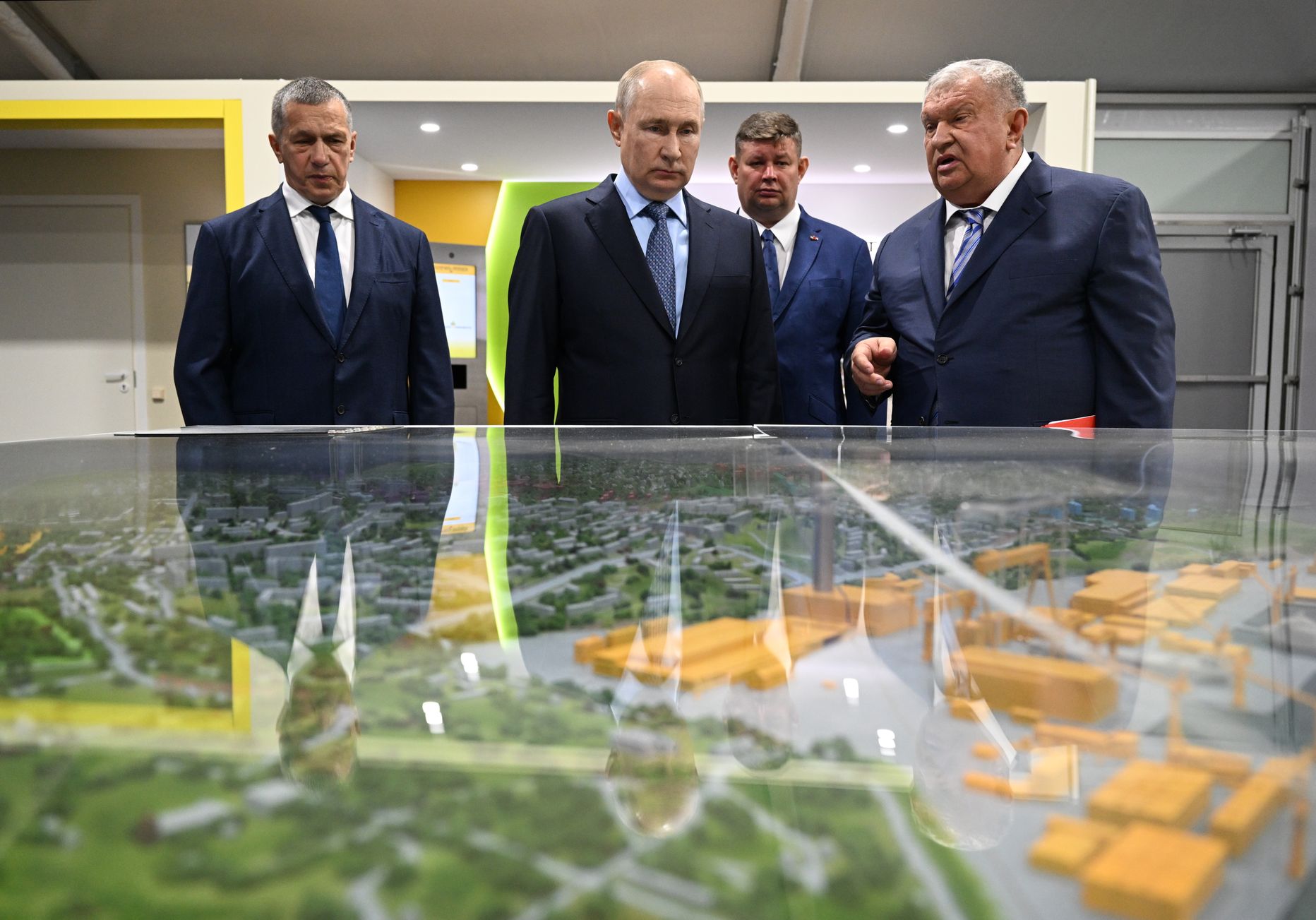 Президент РФ Владимир Путин и глава "Роснефти" Игорь Сечин