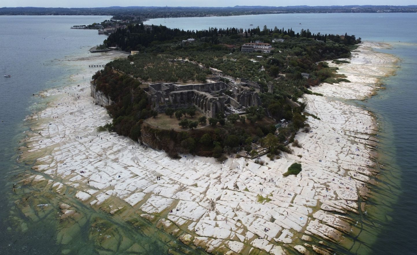 Sirmione poolsaar Garda järve lõunaosas, kus põud on toonud vee alt välja pleekinud kaljud. 12. august. 2022.