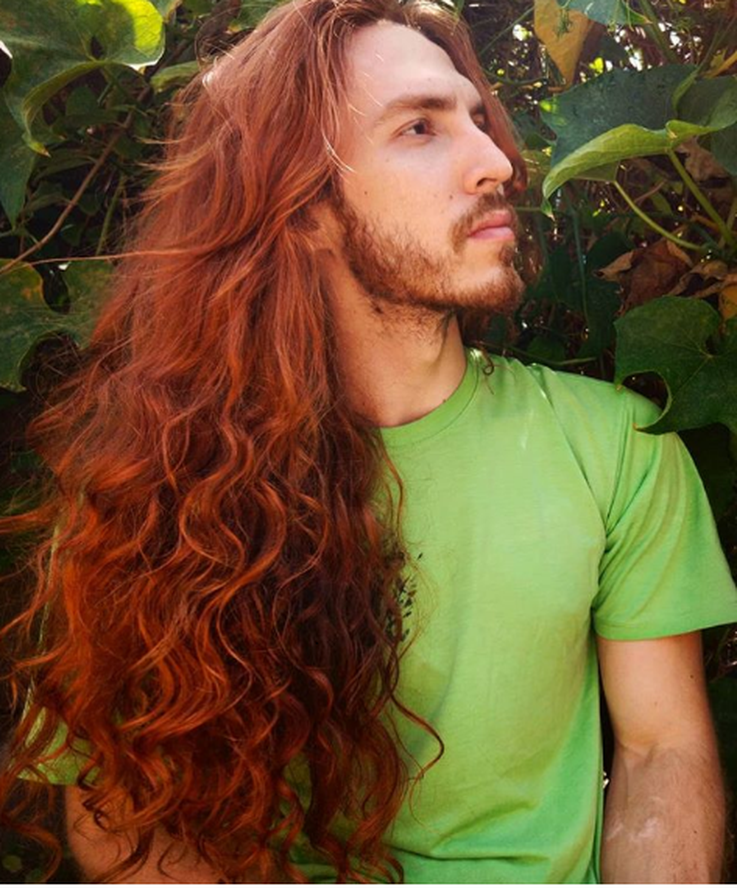 Мужчина с длинными рыжими волосами