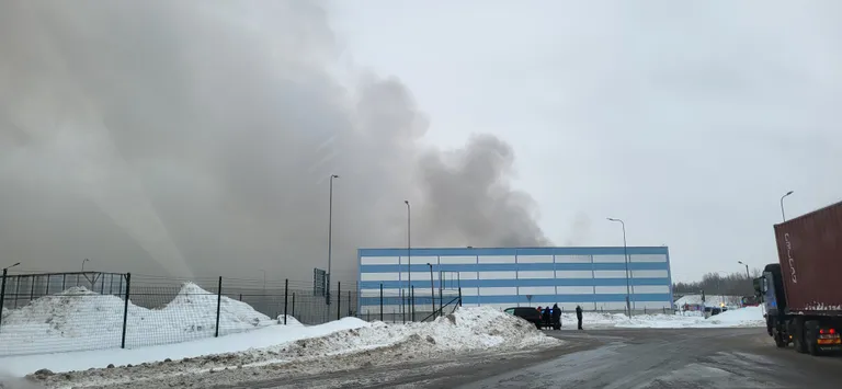 В порту Мууга загорелся склад.