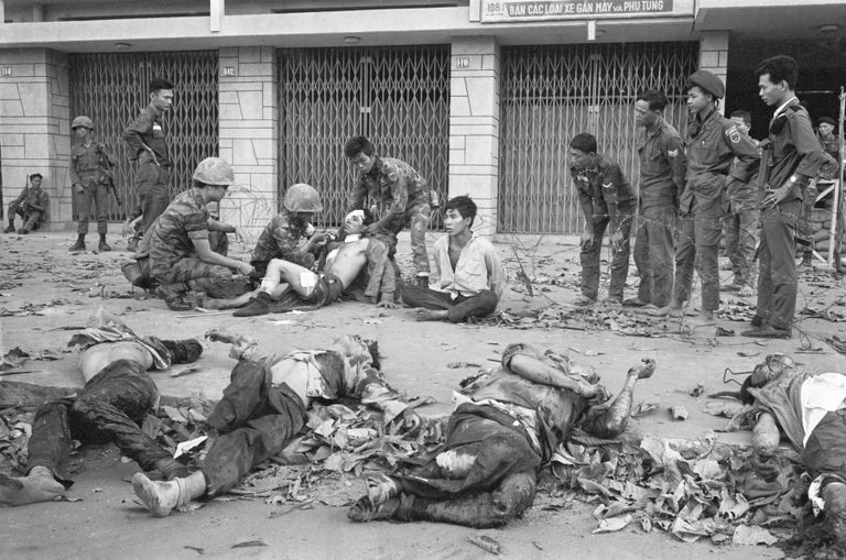 Lõuna-Vietnami armee sõdurid aitavad 1968. aasta alguses Saigonis haavatud tsiviilelanikke