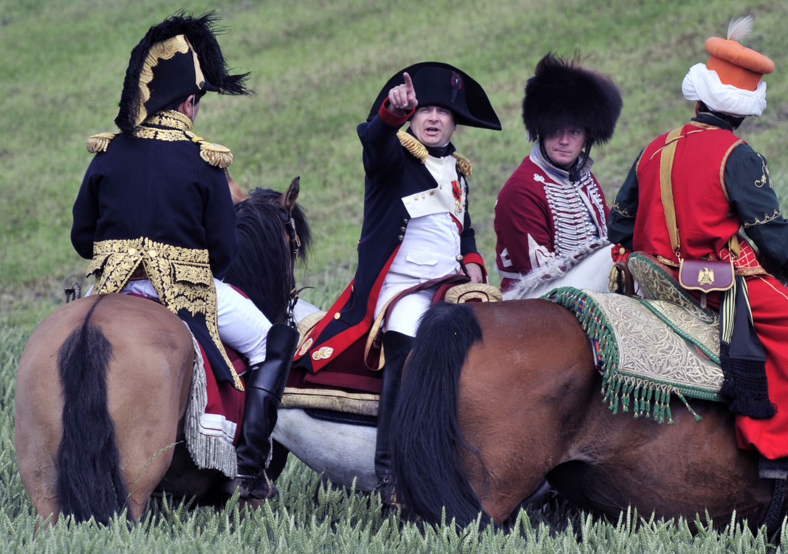Näitlejad taasesitamas Waterloo lahingut, keskel Napoleoni kehastaja