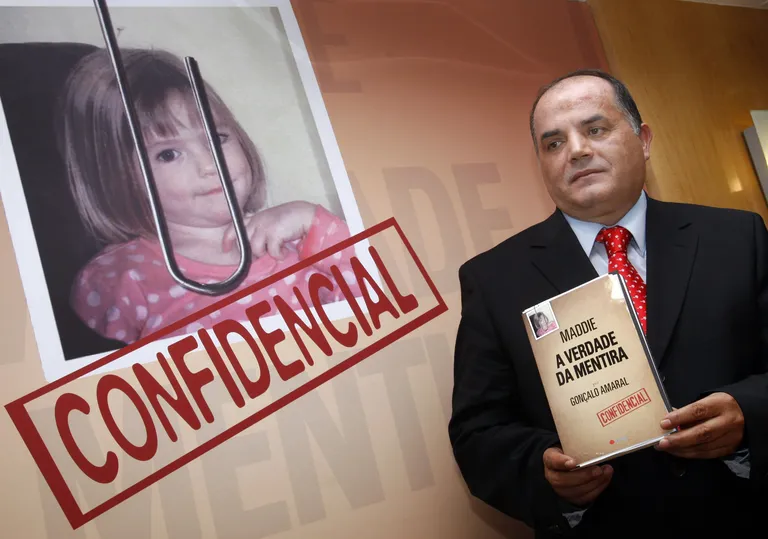 Goncalo Amaral näitamas Madeleine McCanni kadumist käsitlevat raamatut