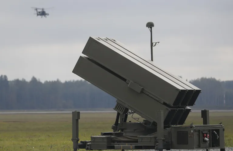ЗРК NASAMS использует ракеты AIM-120 AMRAAM — те же, что стоят на вооружении истребителей