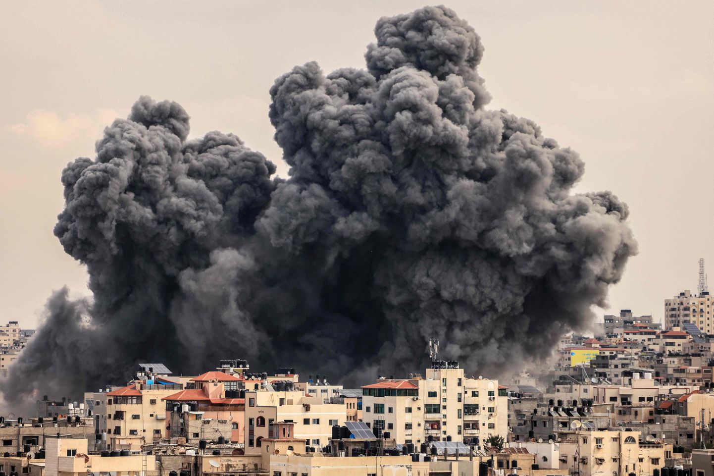 Pärast seda, kui Hamas tulistas nädalavahetusel Iisraeli pihta tuhandeid rakette ning läkitas terroristid üle Gaza sektori piiri veretööd tegema, alustasid juudid massiivset vasturünnakut. Õhulöögid Gaza sektorile kestsid ka esmaspäeva ennelõunal.