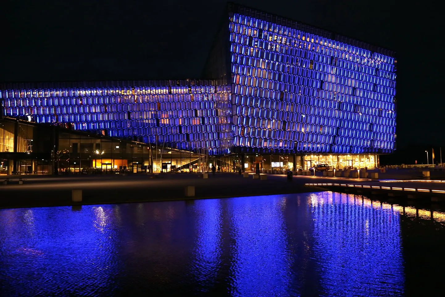 Imeliste valgusmängudega üllatav Harpa kontserdihall ja konverentsikeskus Reykjavikis, mere kaldal avati 2011. aastal ja läks kokku maksma 164 miljonit eurot. Ehitust alustati buumi tipus ning samasse kompleksi plaaniti veel luksushotelli ja Landsbanki peakorterit. Siis puhkes finantskriis ja oli tõsiselt küsimuse all, kas see üldse valmis ehitatakse. Valitsus otsustas kontserdihalli ehitust siiski jätkata ja mitu aastat oli see ainus koht Islandil, kus üldse midagi ehitati. Nüüdseks on ajad muutunud ja Reykjavikis näeb palju kraanasid.