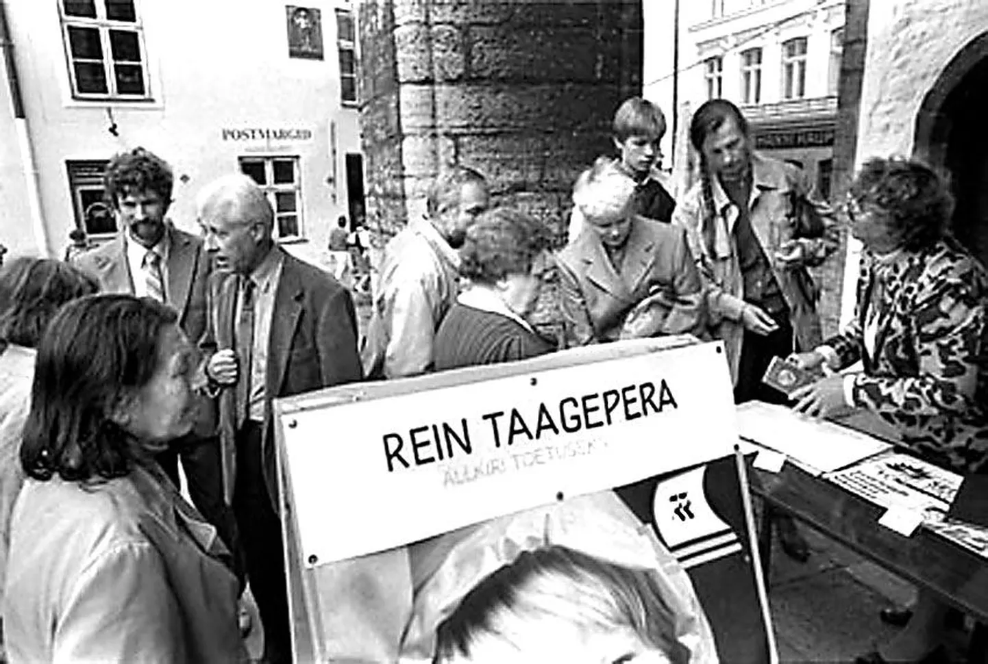 Rein Taagepera toetuseks allkirjade kogumine Tallinna Raekoja platsil.