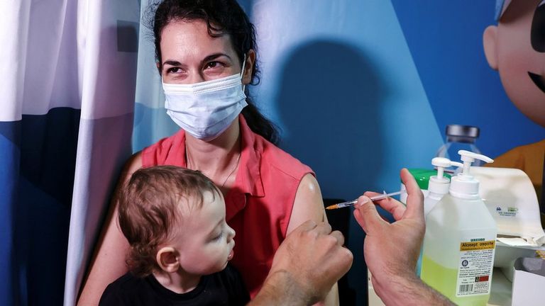 Третью дозу вакцины от коронавируса предлагают населению, например, в Израиле