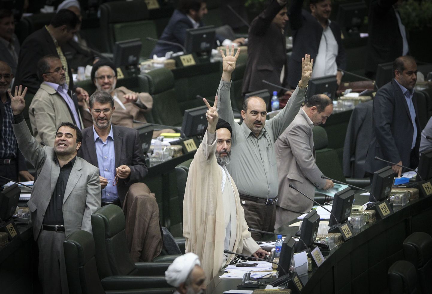 Иранские депутаты голосуют за законопроект о допуске международных инспекторов на ядерные объекты в стране.