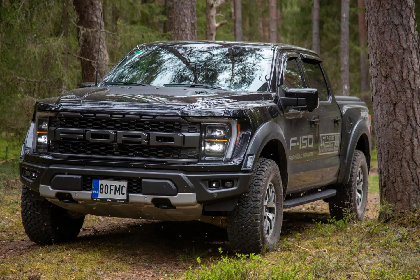 Ford F-150 Raptor sobib suurepäraselt metsa- ja muule maastikule, kui vaid puude vahelt läbi mahub.