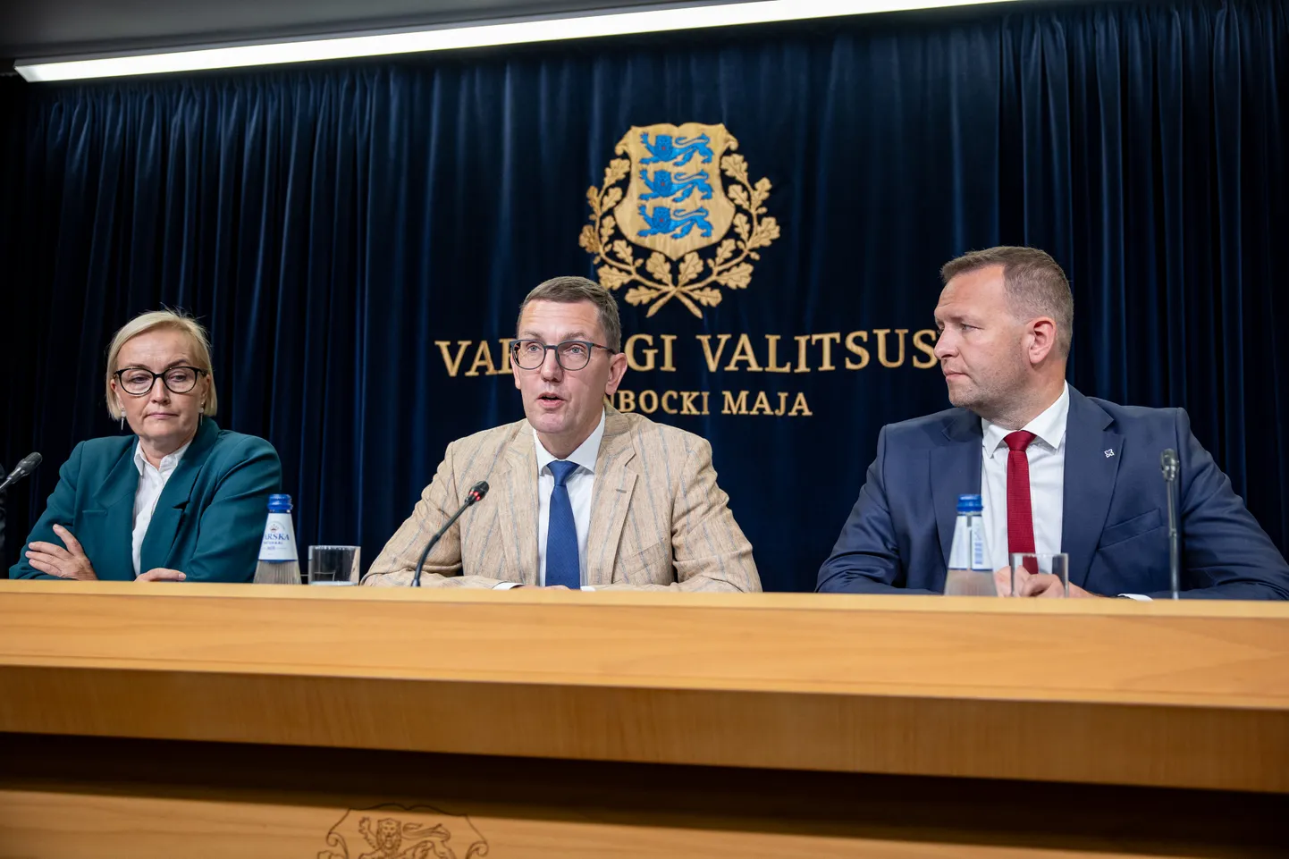 Valitsuse pressionverents Stenbocki majas. Vasakult haridus- ja teadusminister Kristina Kallas, peaminister Kristen Michal, siseminister Lauri Läänemets.