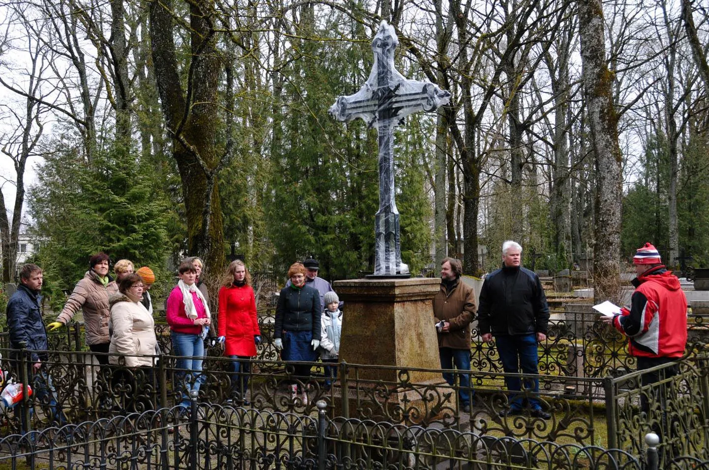 Enne kui taastatud hauaristilt ümbris eemaldati, peeti tarvilike kõnesid, nii nagu Endla seltsi esimeses põhikirjas see ühe põhiülesandena kunagi kirja oli pandud.