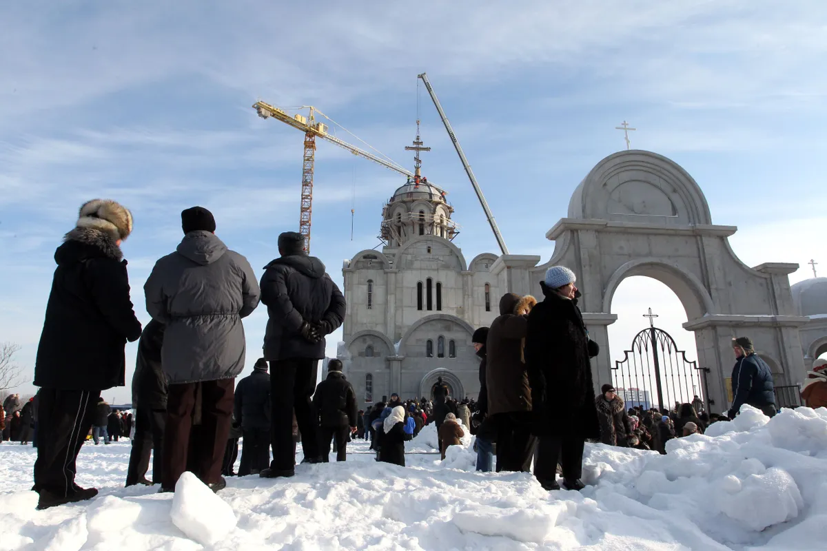 On February 19, 2011, a new Orthodox church building was consecrated in a ceremony attended by the then-mayor of Tallinn, Edgar Savisaar, known for his pro-Russian stance. The event also hosted Vladimir Yakunin, a prominent representative of the Kremlin regime and Director of Russian Railways. Estonia’s Security Police later revealed that Savisaar had sought financial support from Yakunin.