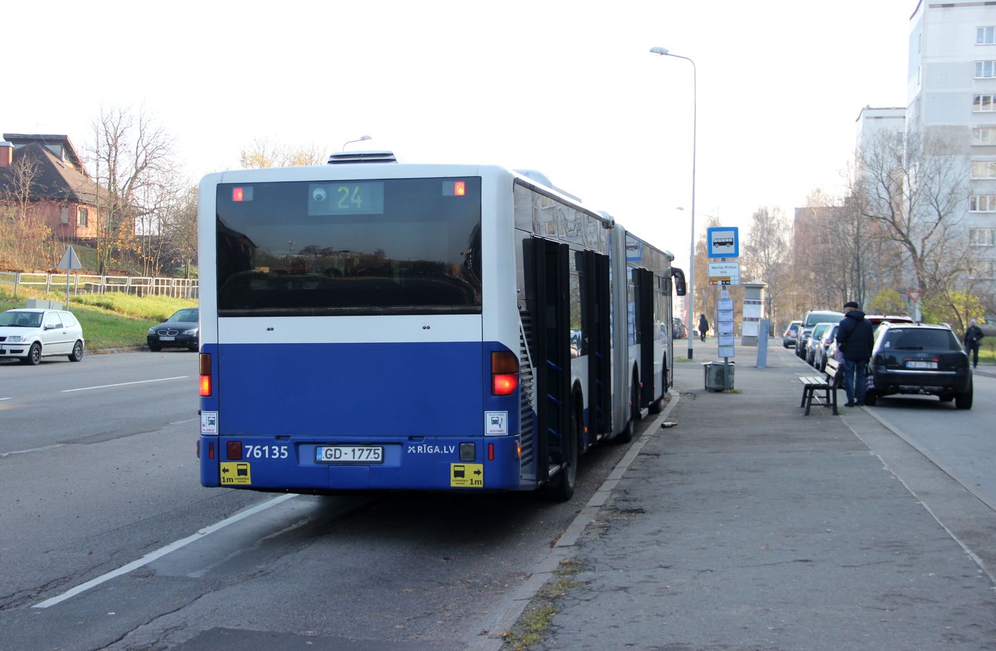 Autobuss sabiedriskā transporta pieturvietā.