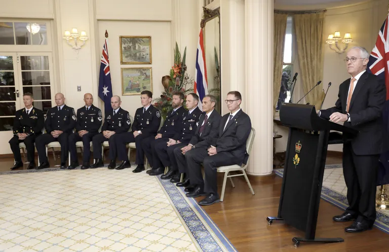 Tai päästeoperatsioonis osalenud austraallased said aumedalid. Richard Harris ja Craig Challen on paremal äärel