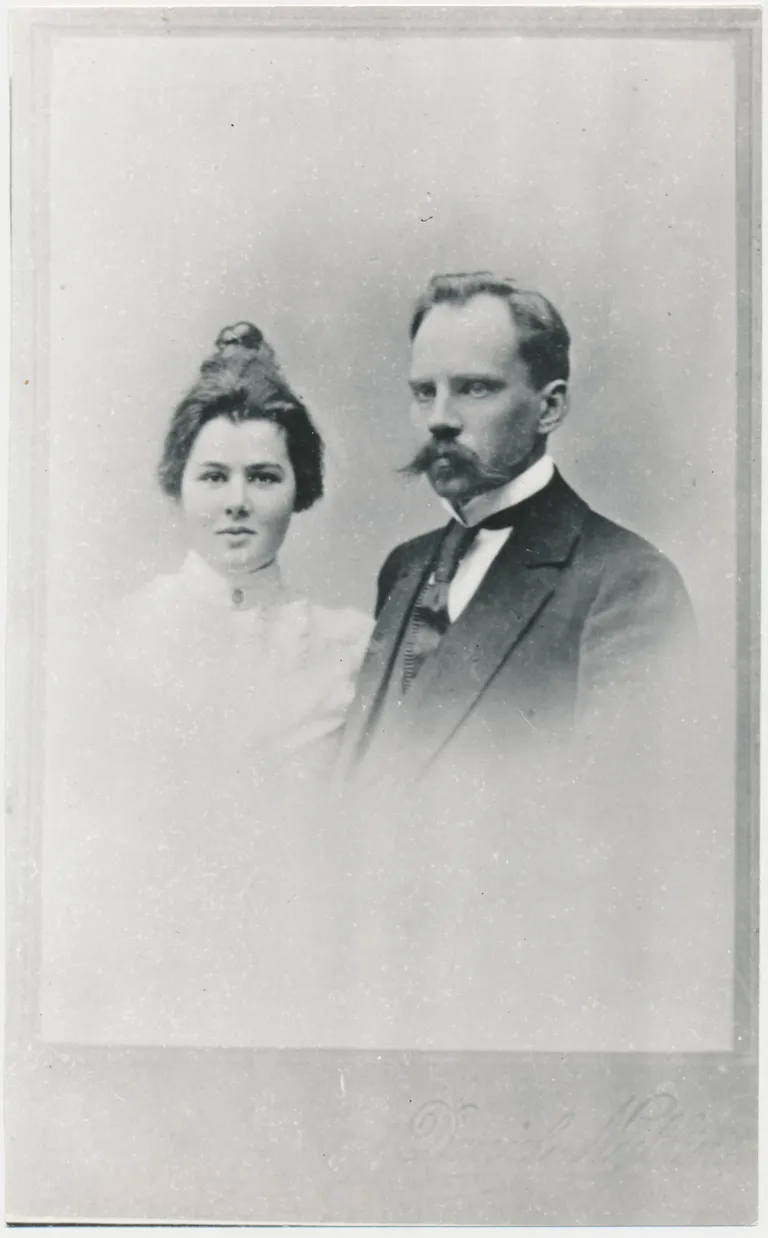 Aino ja Oskar Kallas on lasknud ennast pildistada aastal 1899.