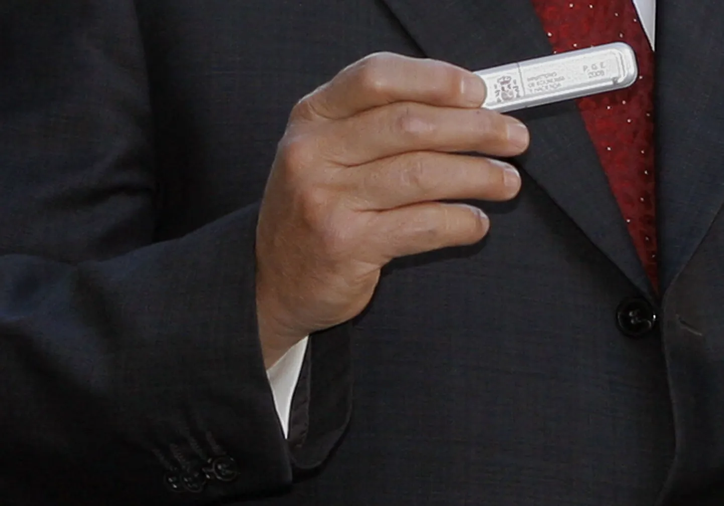 Koos mälupulkadega võib kaduma minna või valedesse kätesse sattuda palju tundlikku infot. Pildil hoiab Hispaana majandusminister Pedro Solbes mälupulka, millele on salvestatud riigi 2008. aasta eelarve.