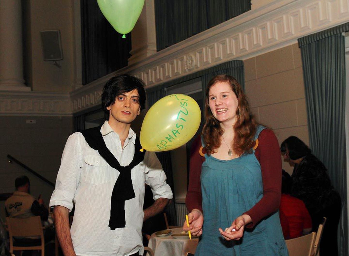 Õhupallid tekitasid elevust ka vabatahtlikes, gruusia noormehes Lasha Akhobadzes (vasakul) ja Saskia Schmitzis.