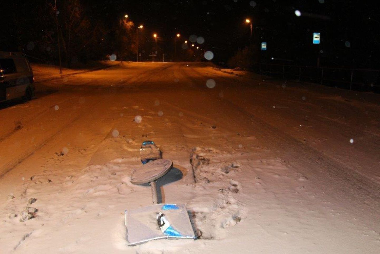 Ööl vastu tänast põrutas kaubaauto Pärnu linna tuiksoonel ohutussaarel otsa liiklusmärkidele. 